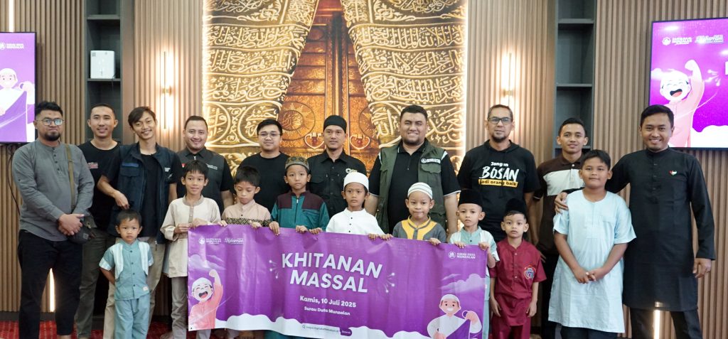 FOTO BERSAMA -  Panitia  Muharram Sehat foto bersama dengan peserta khitanan massal pada Kamis(10/7) di Surau Duta Munzalan Jakarta. (Foto: Istimewa)