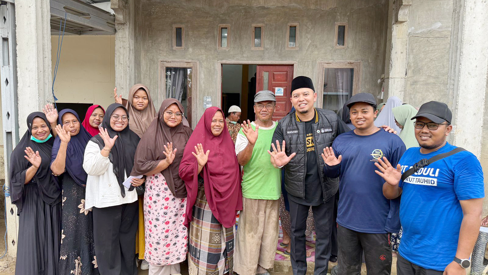 Munzalan Salurkan Bantuan di Pidie Jaya Dibersamai Ayahman