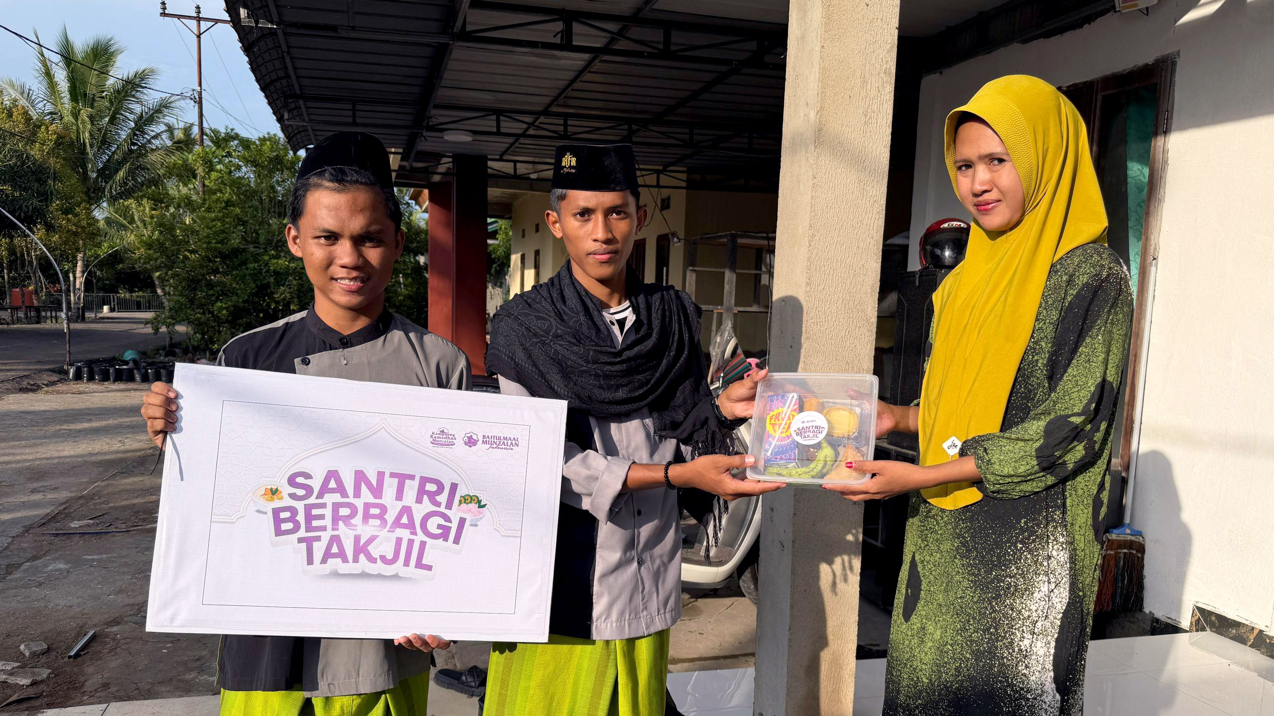 Kampoeng Ramadan 1447H: Santri Bagikan Takjil ke Masyarakat