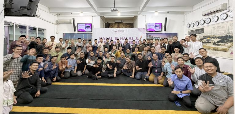 Hangatnya Halal Bihalal Masjid Kapal Munzalan Indonesia