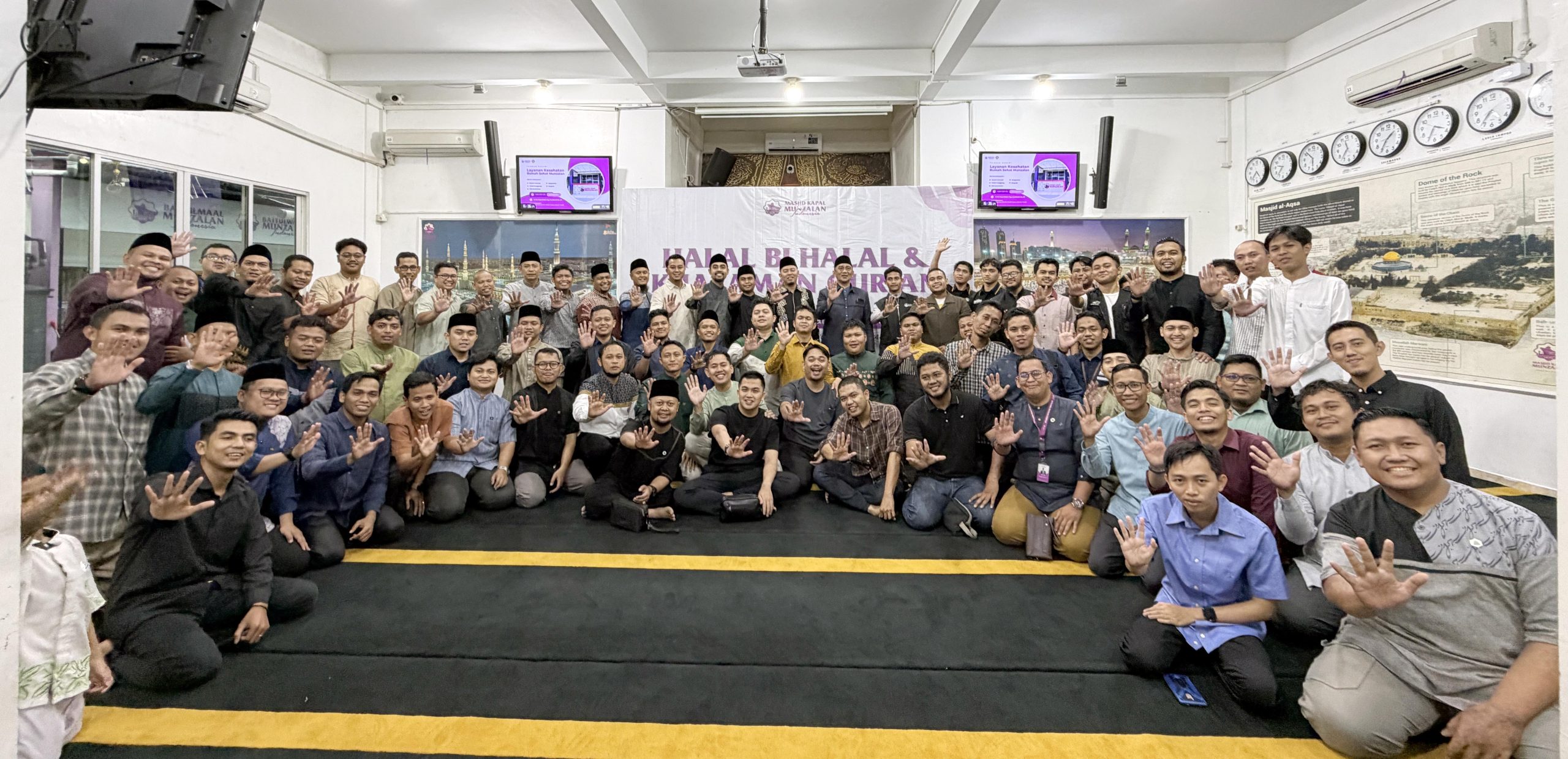 Hangatnya Halal Bihalal Masjid Kapal Munzalan Indonesia