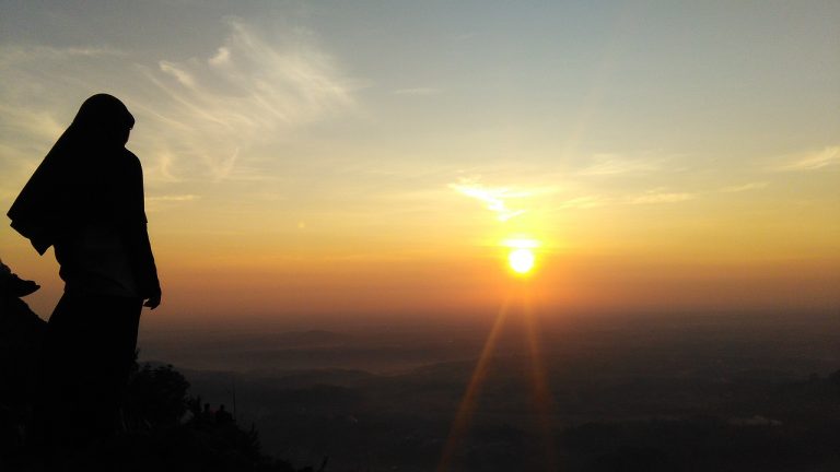 TUJUH PEREMPUAN HEBAT, TUMBUH DAN BERKARYA BESAR DARI MASJID