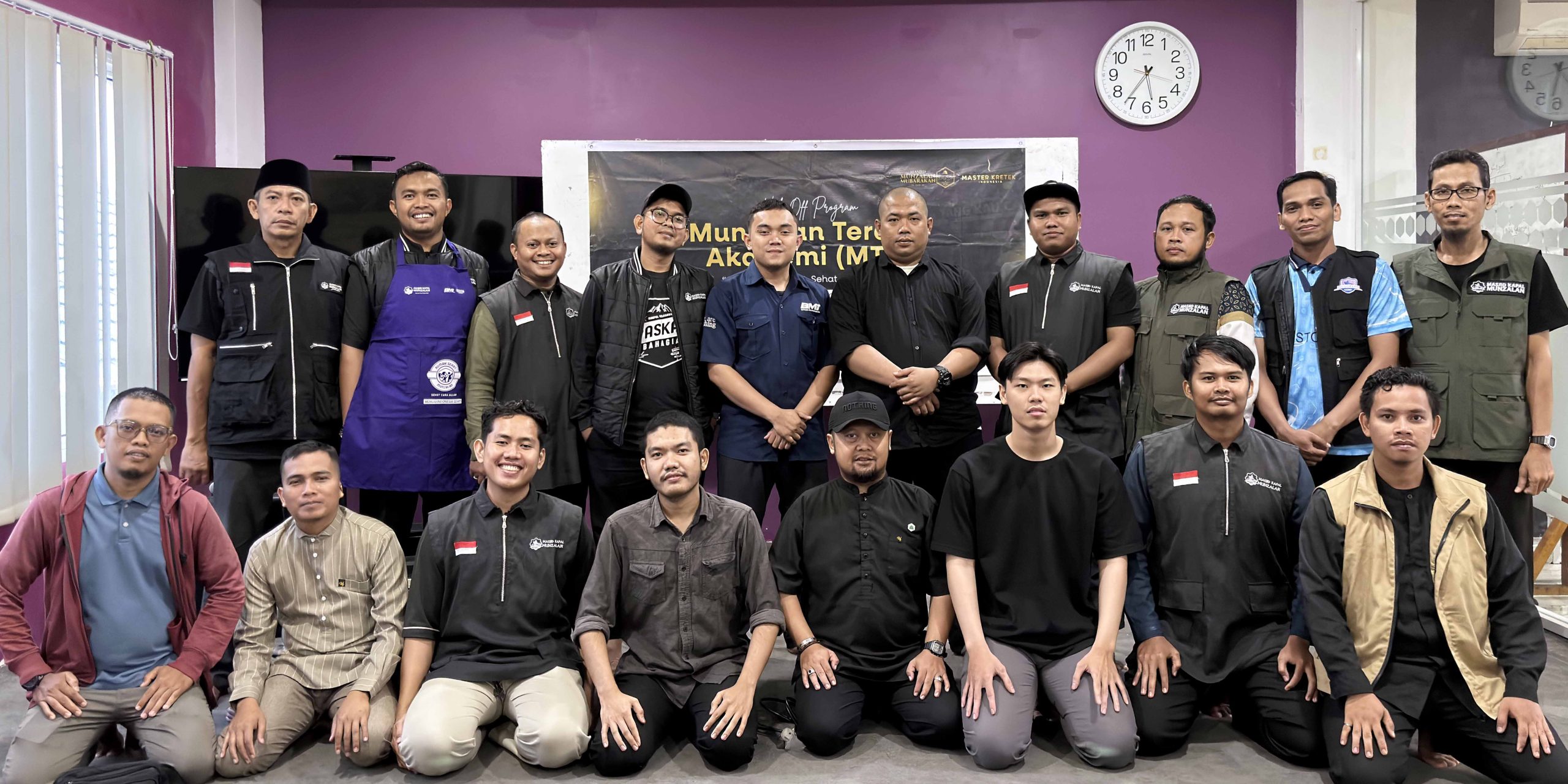Kolaborasi Munzalan dan Master Kretek Cetak Terapis Profesional