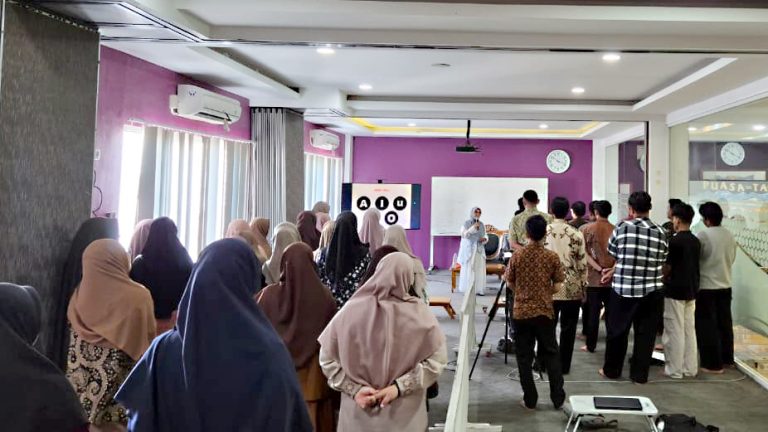 Speak With Heart: Pelatihan Public Speaking Santri Munzalan Bangun Generasi Percaya Diri