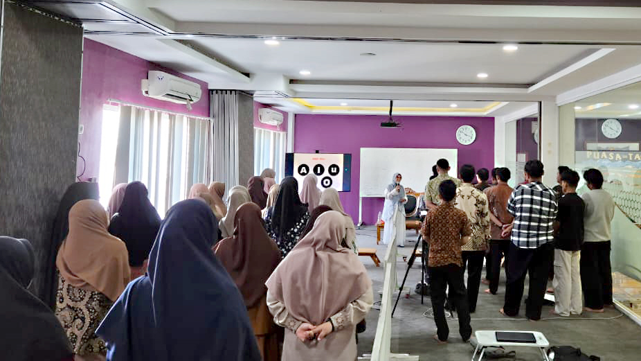 Speak With Heart: Pelatihan Public Speaking Santri Munzalan Bangun Generasi Percaya Diri